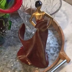 Lady style wine holder with burgundy color